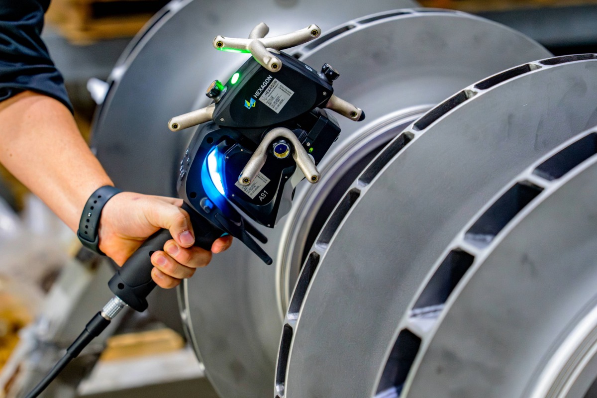 Laser scanning a rotor in the shop